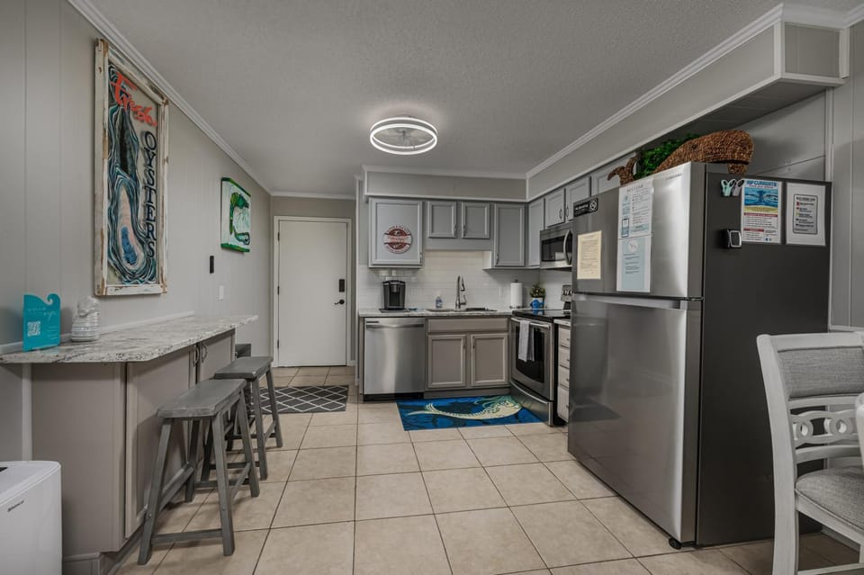 Kitchen or kitchenette, dishwasher, oven