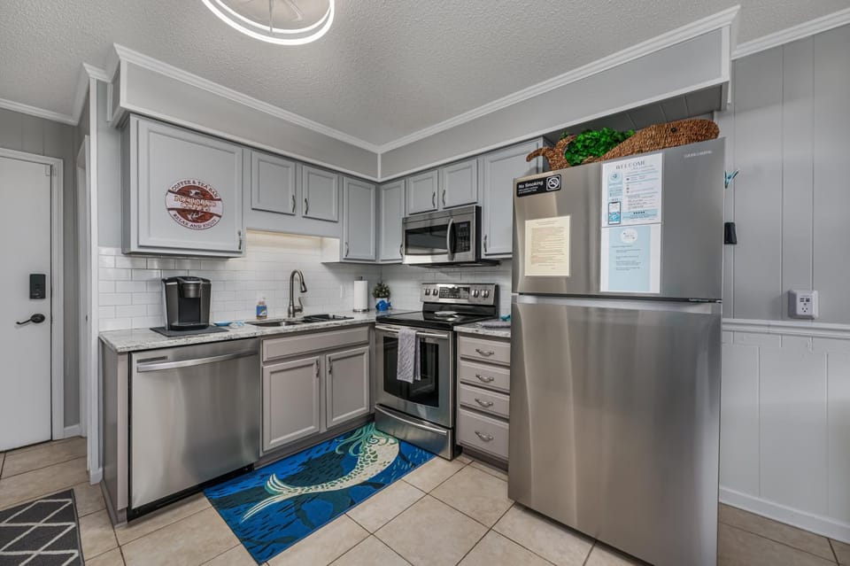 Kitchen or kitchenette, dishwasher, oven