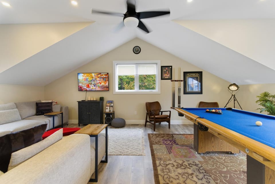 Billiard, Seating area, Evening entertainment