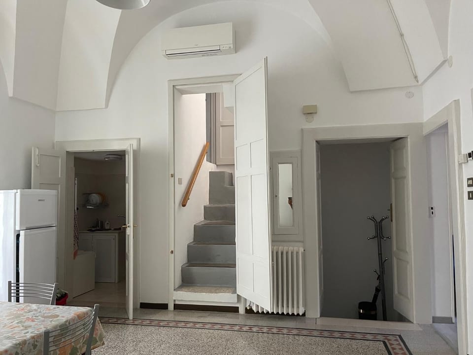 Seating area, air conditioner