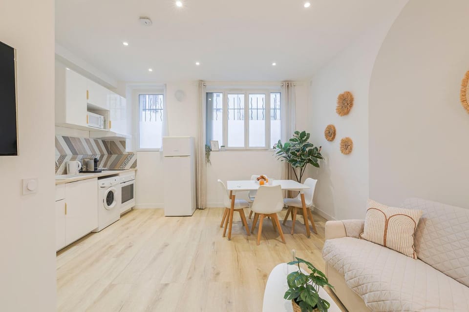 TV and multimedia, Kitchen or kitchenette, Living room, Seating area, Dining area, oven, stove, washing machine