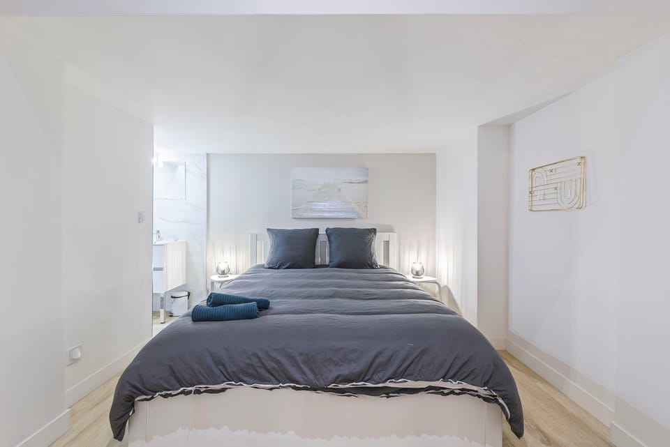 Bed, Bedroom, towels