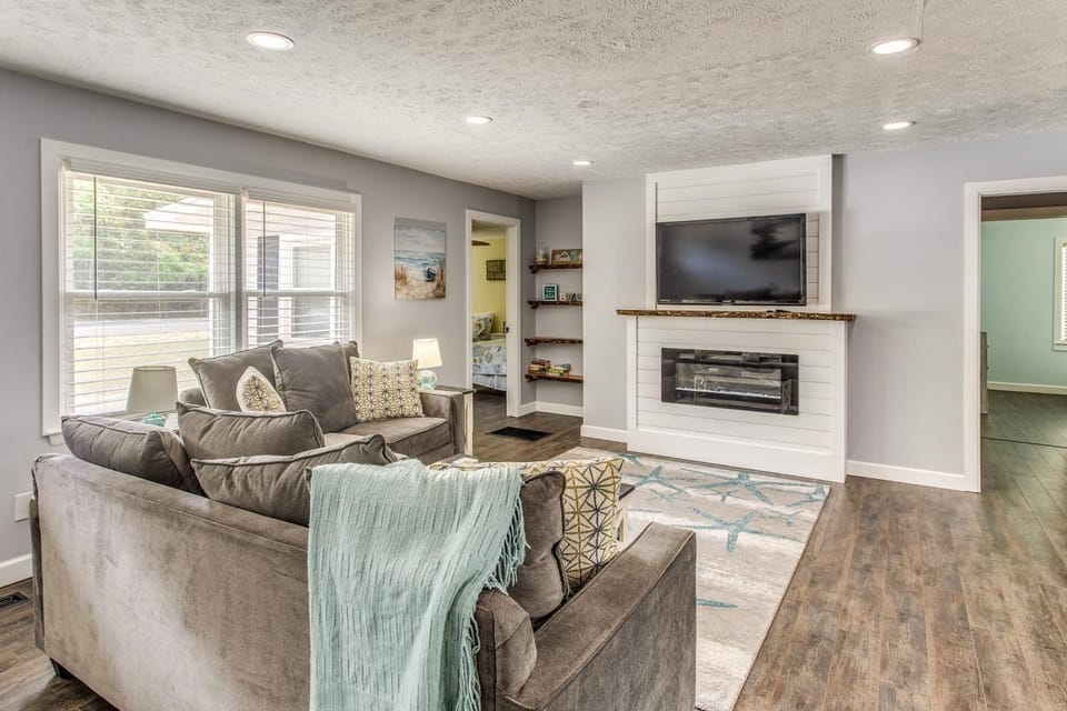 1 Mi to Ocean Isle Beach Pier! Family Home w/ Yard House in Ocean Isle Beach