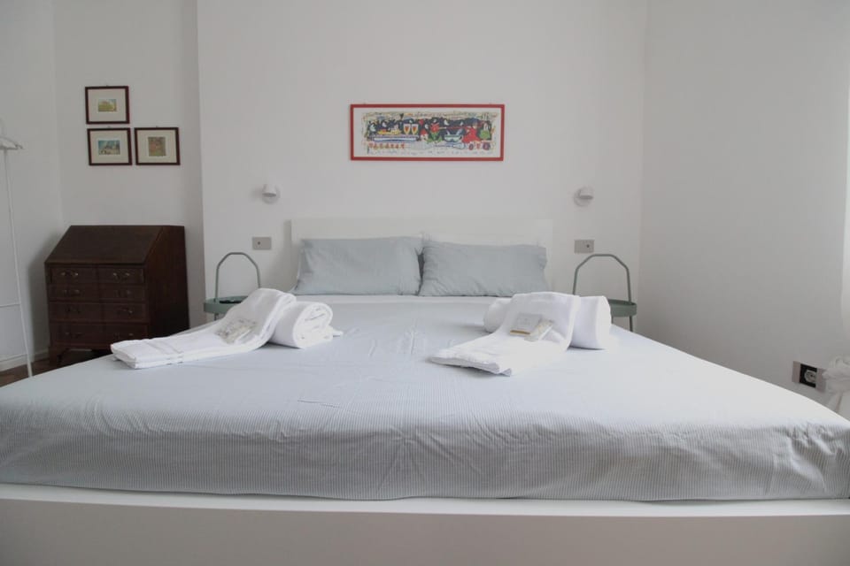 Bed, Photo of the whole room, towels