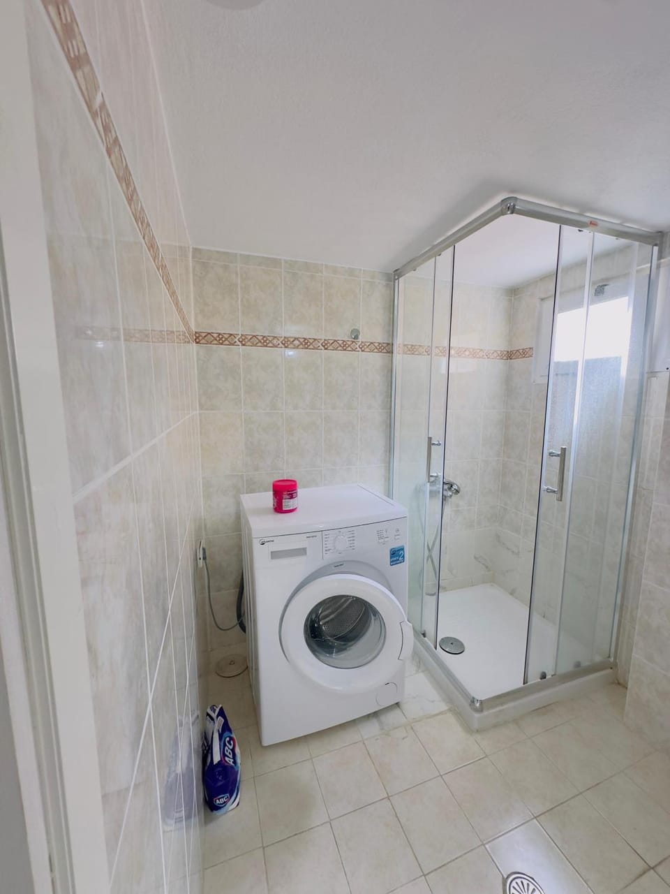Shower, Toilet, Bathroom, towels, washing machine
