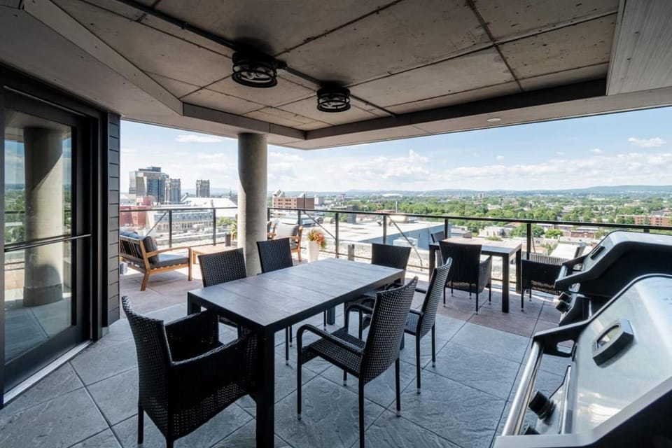 1CH Rooftop poolCuisineSmart TVGym750m QC Apartment in Quebec City
