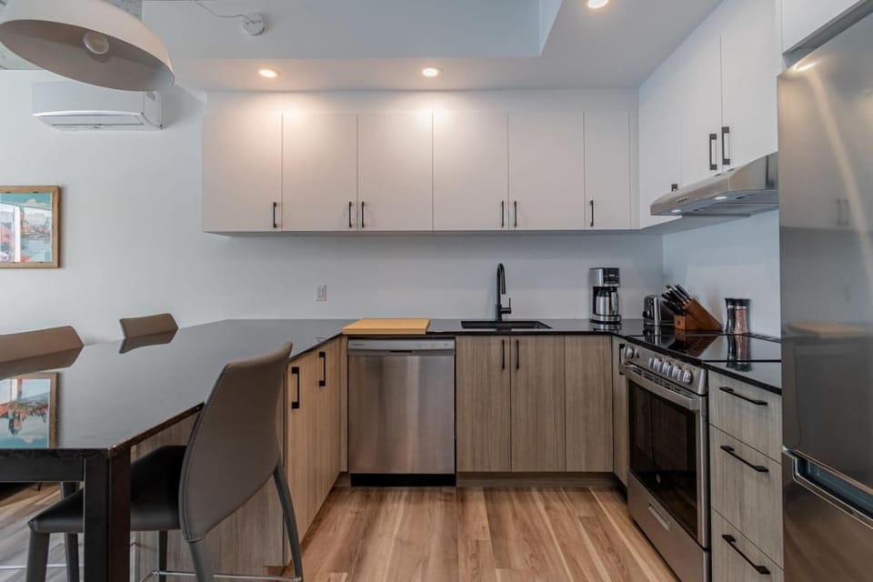 1CH Rooftop poolCuisineSmart TVGym750m QC Apartment in Quebec City