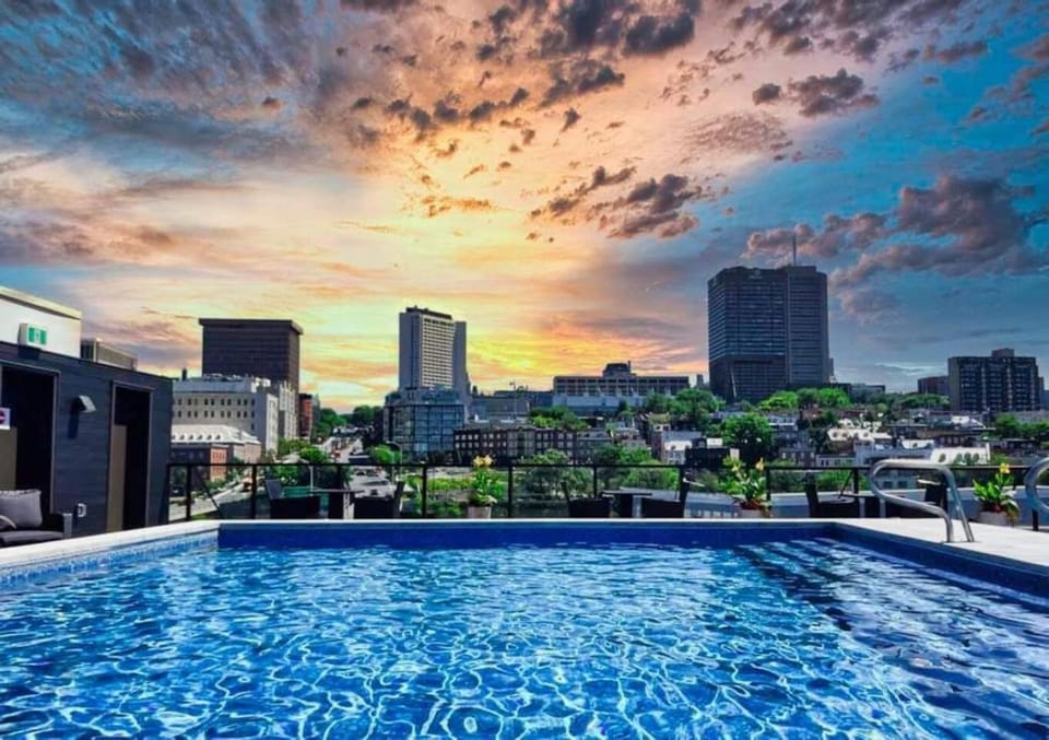 1CH Rooftop poolCuisineSmart TVGym750m QC Apartment in Quebec City