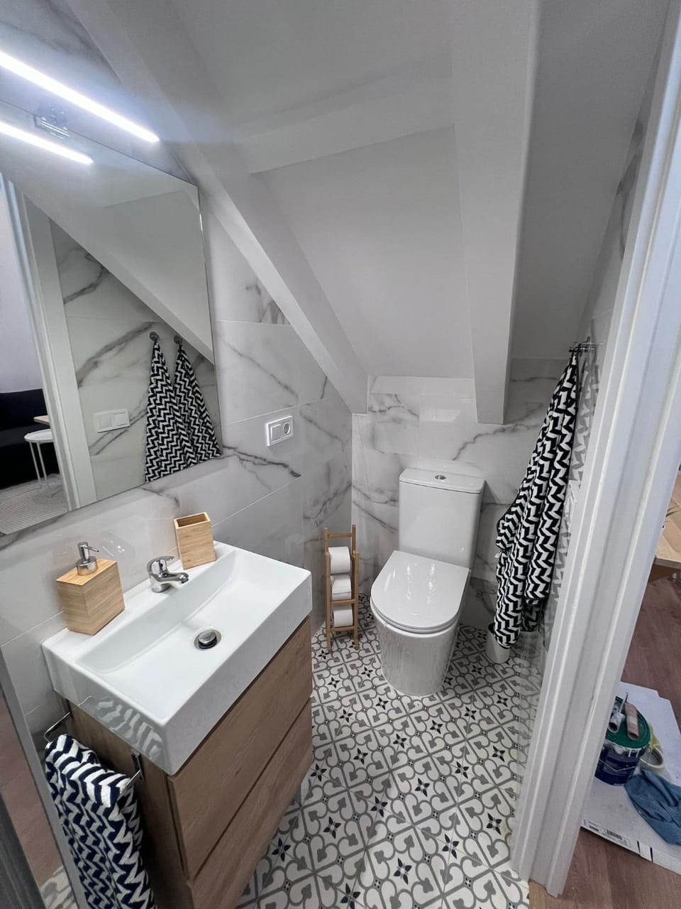 Shower, Toilet, Bathroom, towels