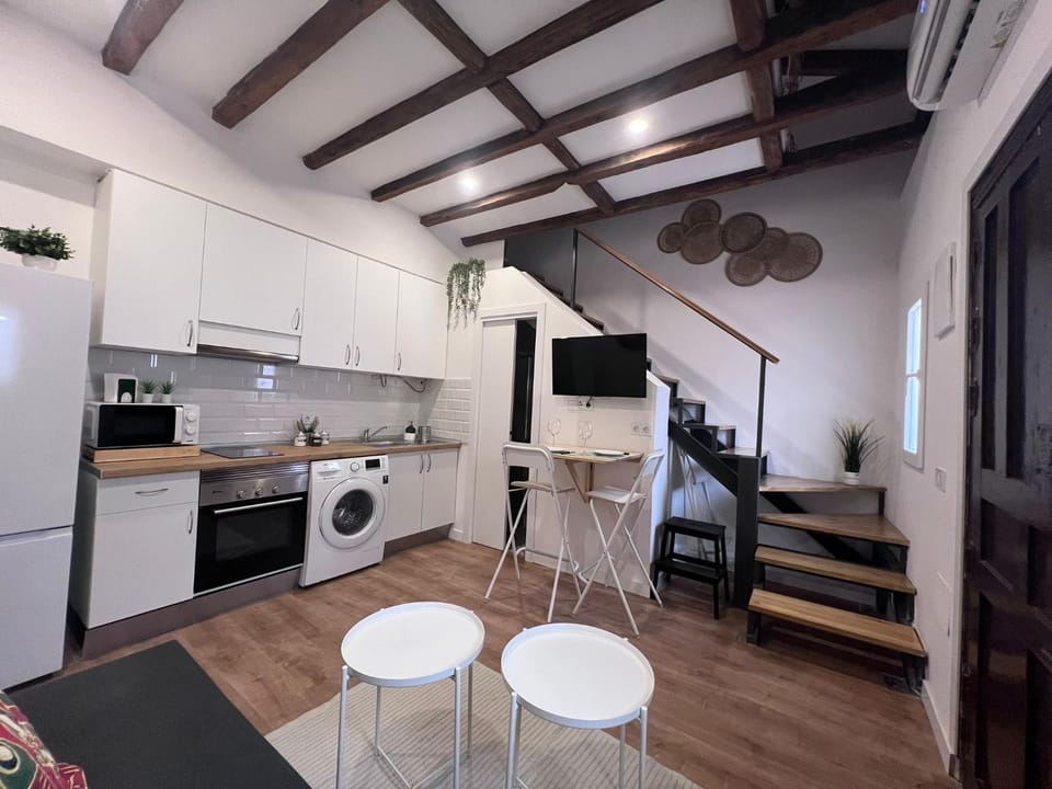 Communal lounge/ TV room, TV and multimedia, Living room, Seating area, Dining area, oven