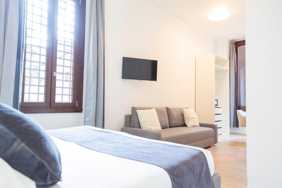 Bed, TV and multimedia, Photo of the whole room, Bedroom