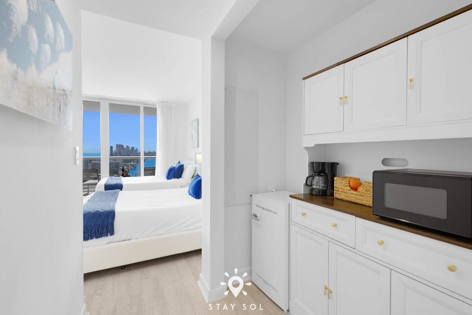 Beautiful Studio Amazing View Balcony House in Hallandale Beach