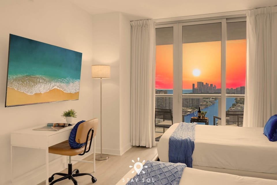 Beautiful Studio Amazing View Balcony House in Hallandale Beach