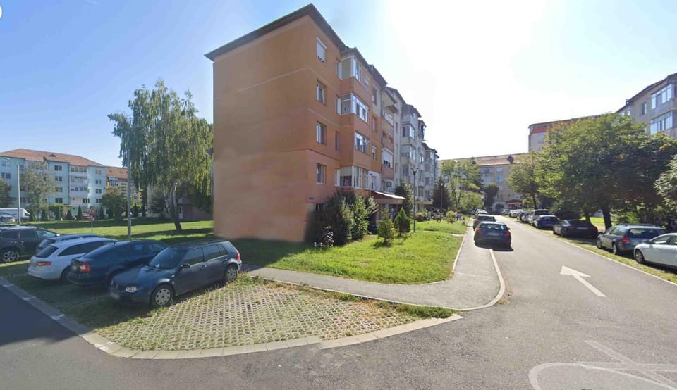 Property building, Day, Neighbourhood, City view, Street view, Location, Parking