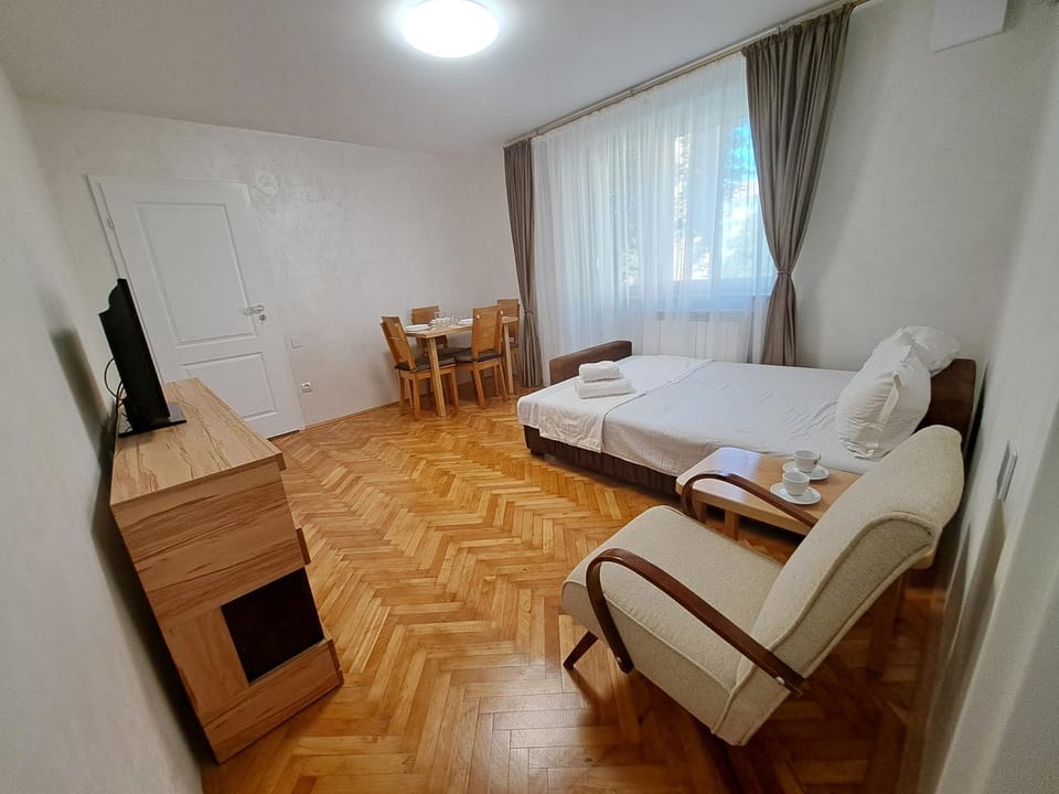 Communal lounge/ TV room, Bed, TV and multimedia, Living room, Seating area, towels
