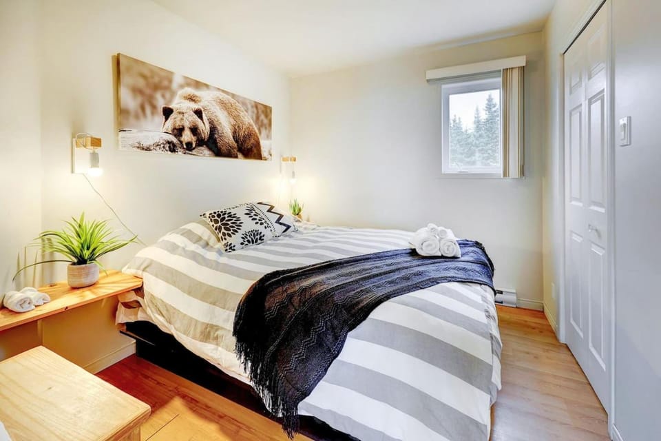 2BR Charlevoix Chalet River View & FP Sleeps 4 Apartment in Baie-Saint-Paul