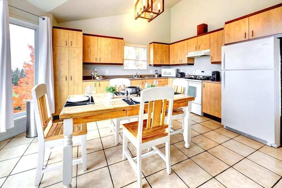 2BR Charlevoix Chalet River View & FP Sleeps 4 Apartment in Baie-Saint-Paul