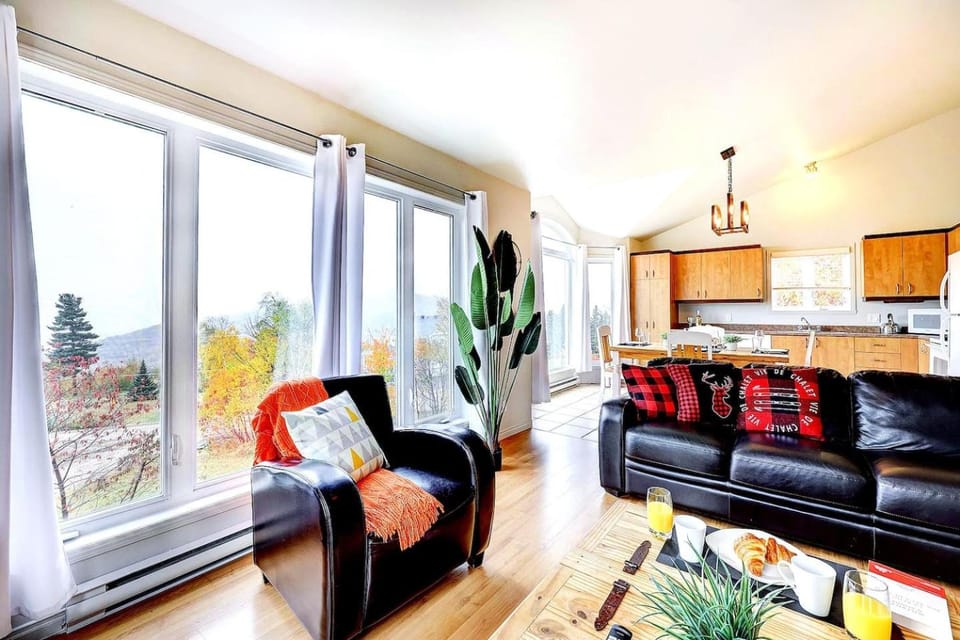 2BR Charlevoix Chalet River View & FP Sleeps 4 Apartment in Baie-Saint-Paul
