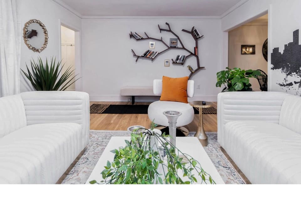 Atlanta Themed, Sleeps 7, Min from Stadium House in East Point