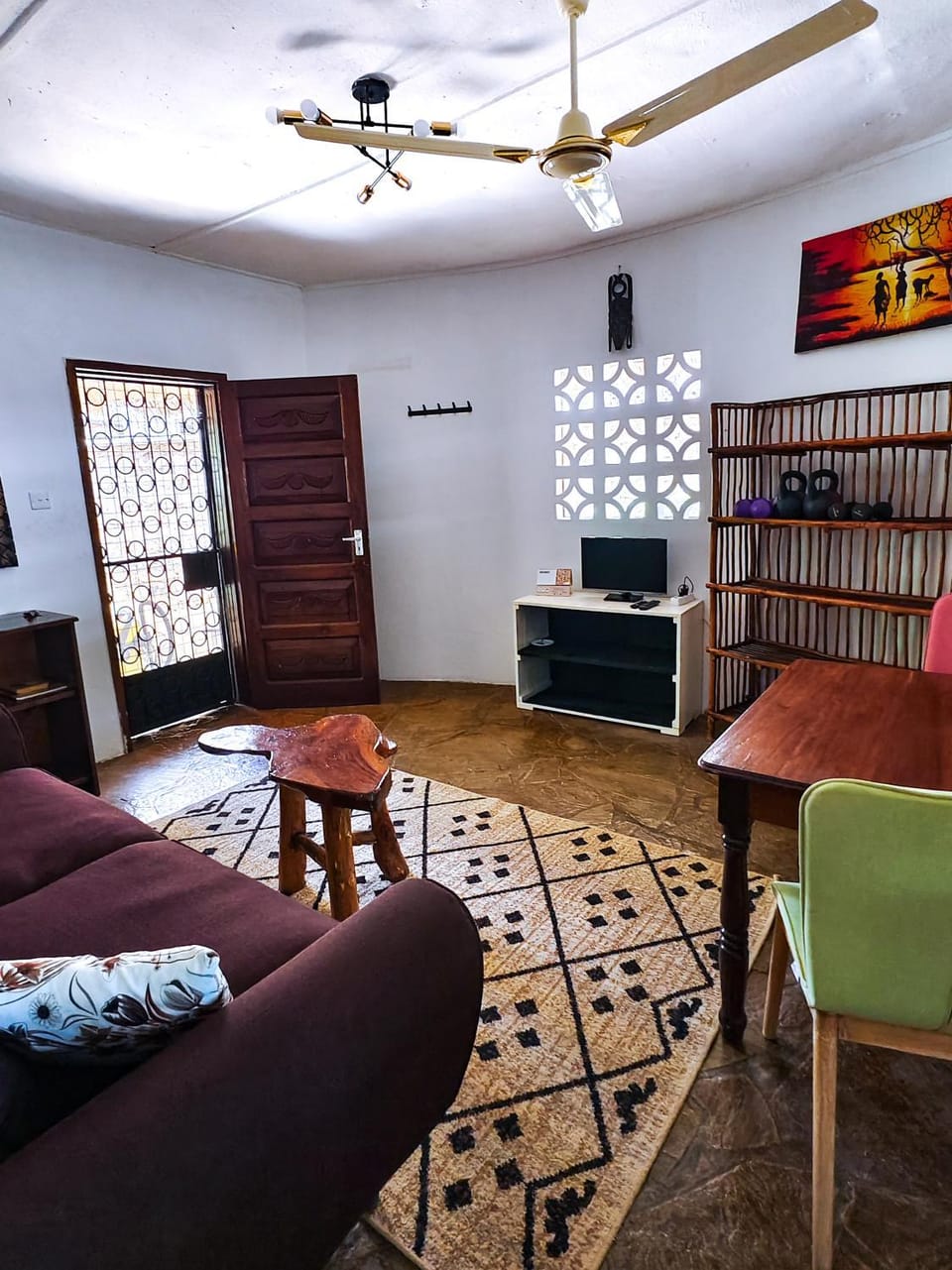 TV and multimedia, Living room, Seating area, Dining area