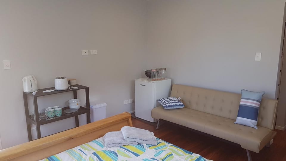 Coffee/tea facilities, Photo of the whole room, Seating area, Bedroom