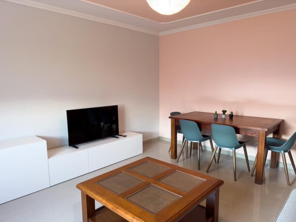 TV and multimedia, Living room, Seating area, Dining area