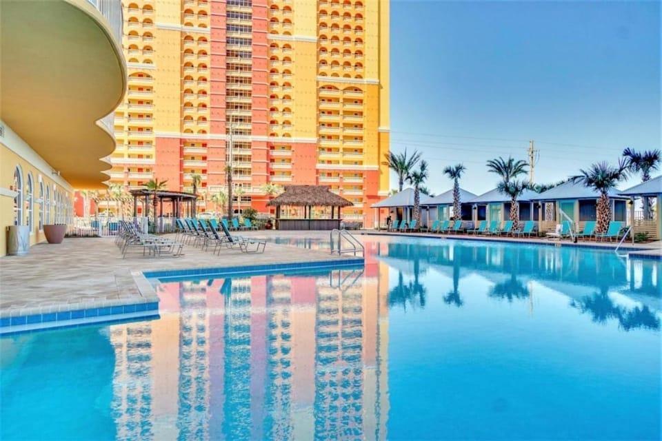 Swimming pool, sunbed