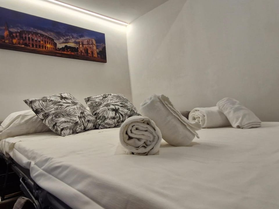 Bed, Bedroom, towels