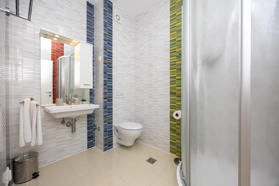 Shower, Toilet, Bathroom, towels