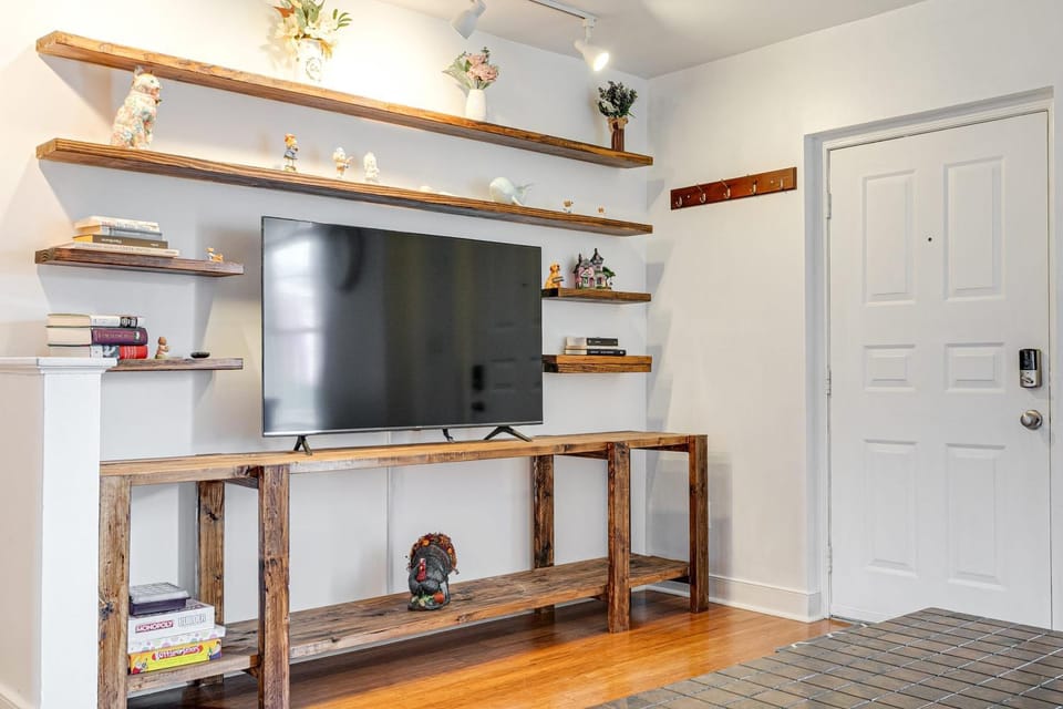 Peaceful & spacious family home near Carytown fully fenced House in Richmond