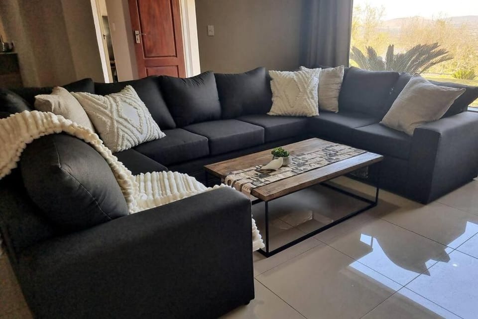 Waters View Villa, 5 Bedroom House House in Gauteng