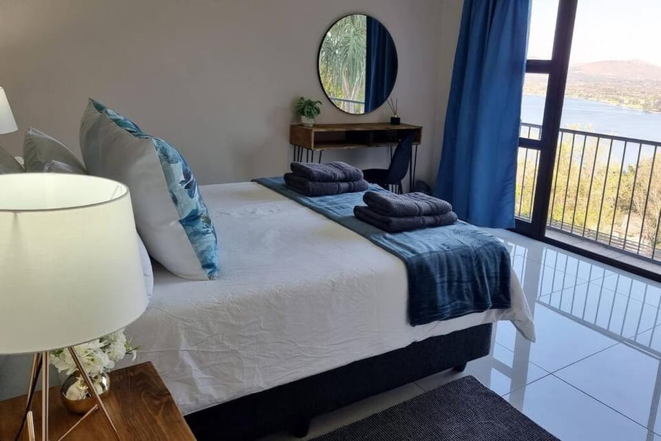 Waters View Villa, 5 Bedroom House House in Gauteng