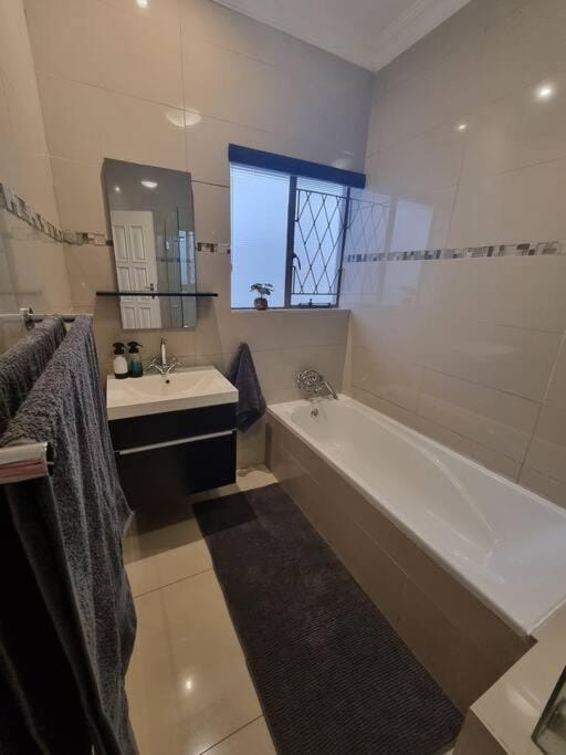 Waters View Villa, 5 Bedroom House House in Gauteng