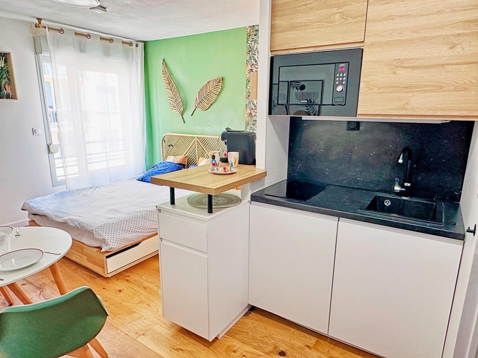 Coffee/tea facilities, Dining area, microwave, kitchen