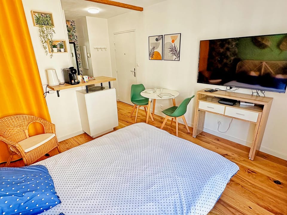 Bed, TV and multimedia, Bedroom