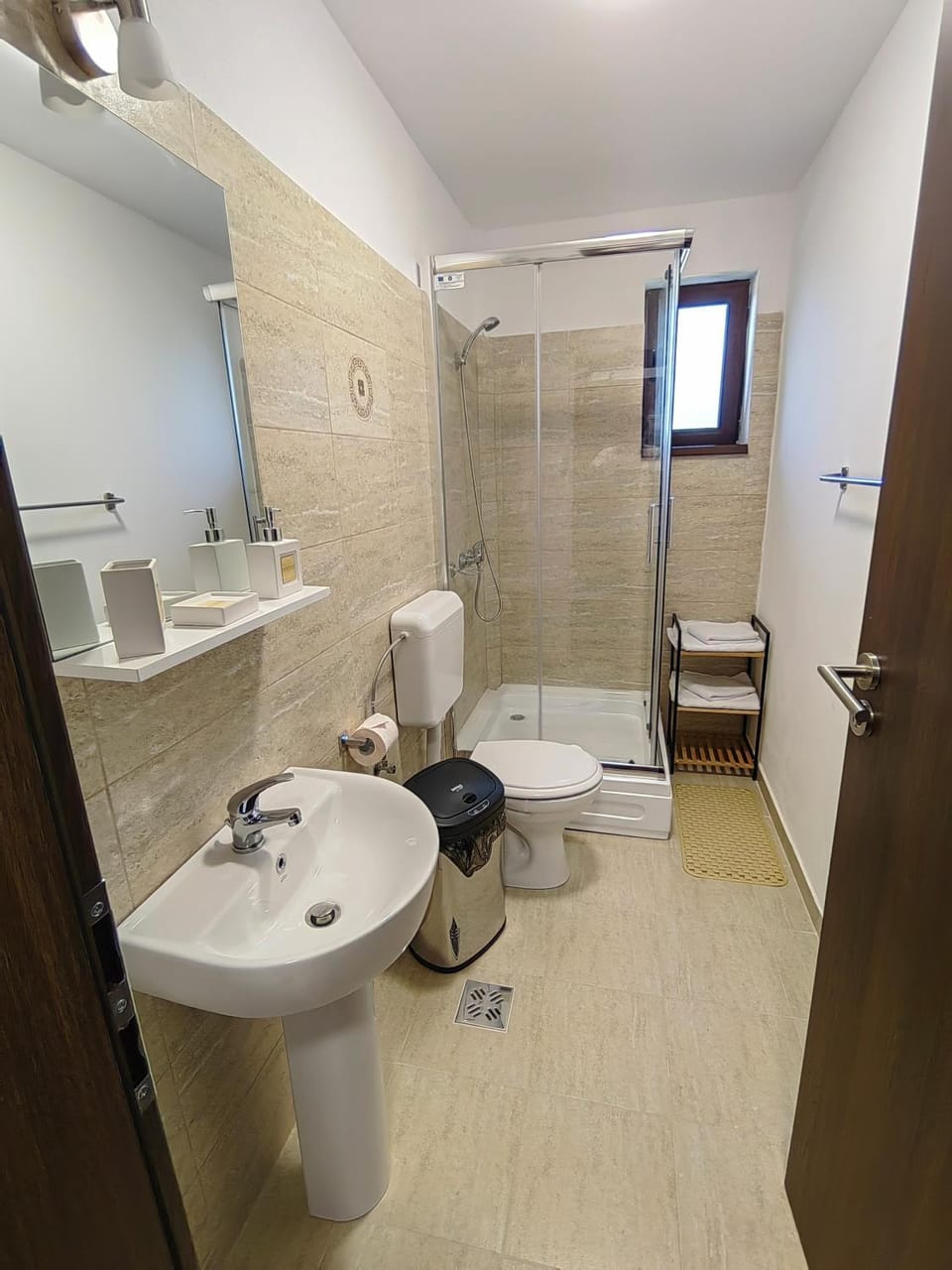 Shower, Toilet, Bathroom, towels