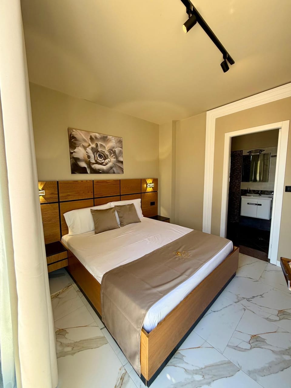 Bed, Photo of the whole room, Bedroom