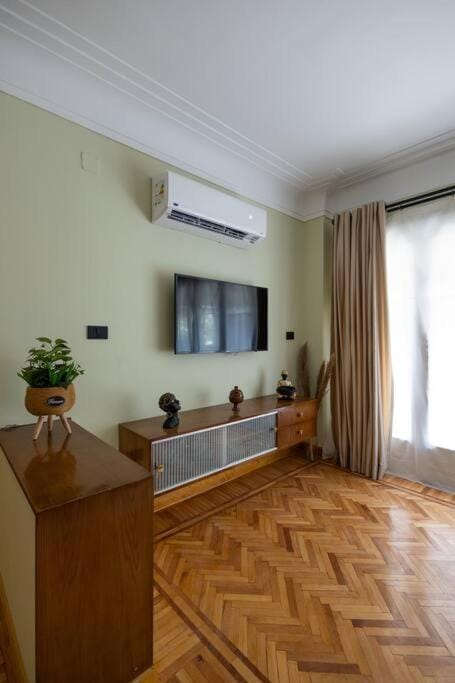 TV and multimedia, Living room, Seating area, air conditioner