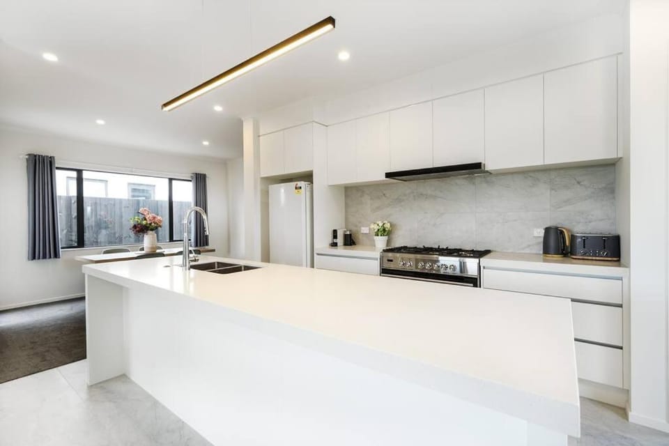 Riverview Retreat-4 bedrooms Brand New House In Hamilton House in Hamilton