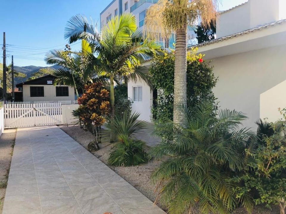 Casa de três dormitórios com piscina, 30 mt da praia House in Florianopolis