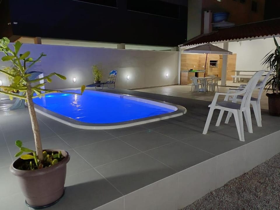 Casa de três dormitórios com piscina, 30 mt da praia House in Florianopolis
