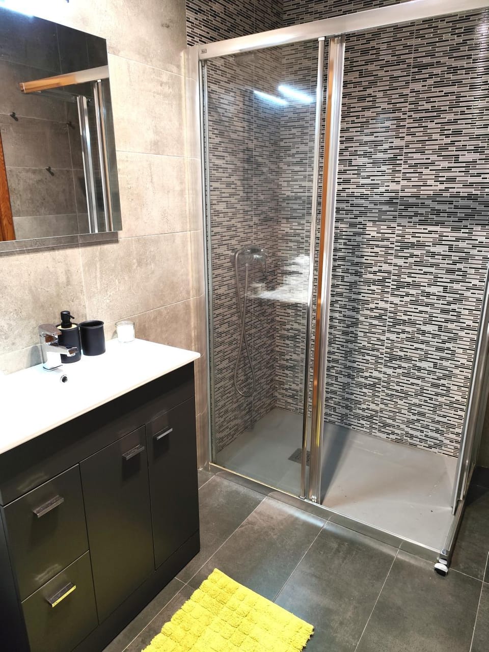 Shower, Bathroom, towels