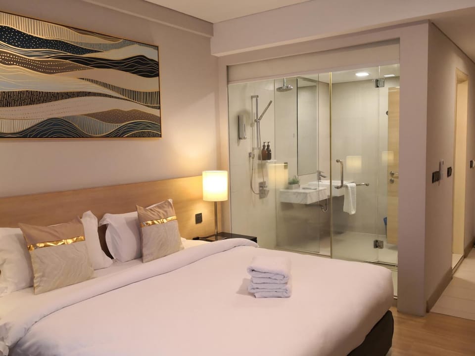 Bathroom, Bedroom, towels