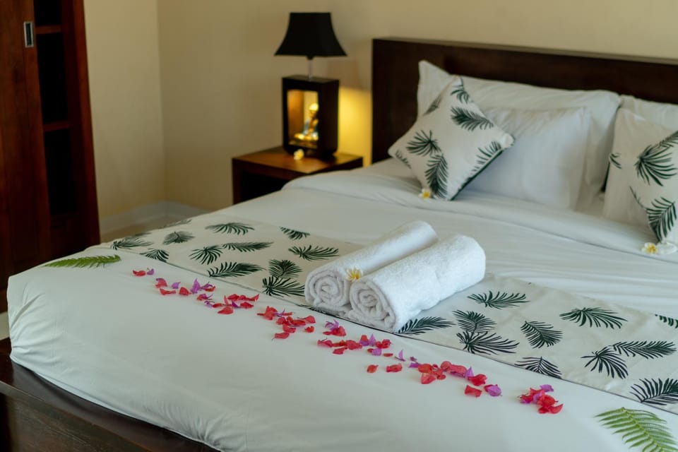 Photo of the whole room, towels