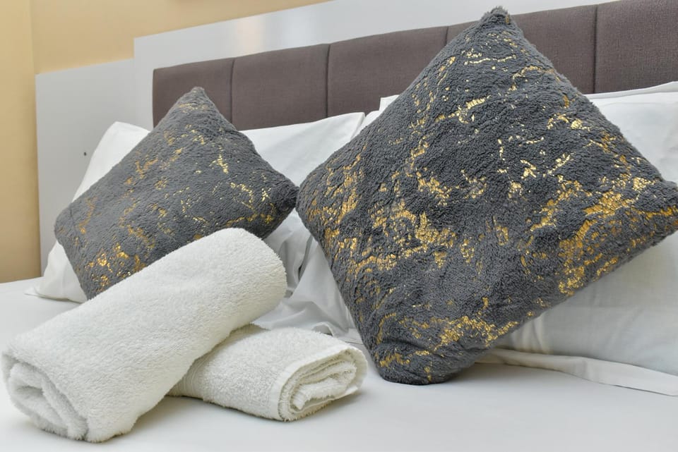 Bed, Bedroom, towels
