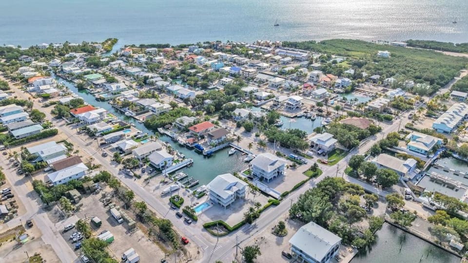 Ocean Shores Villa 1 in Key Largo with pool & boat slip Apartment in Key Largo