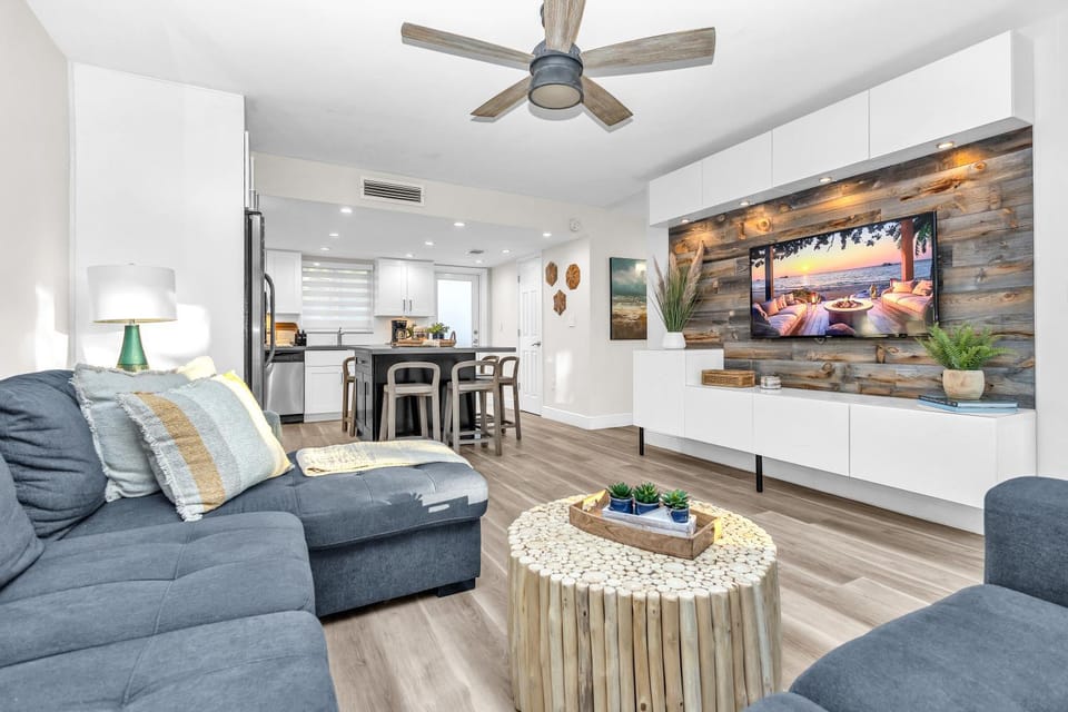 Kitchen or kitchenette, Living room, Seating area, Evening entertainment