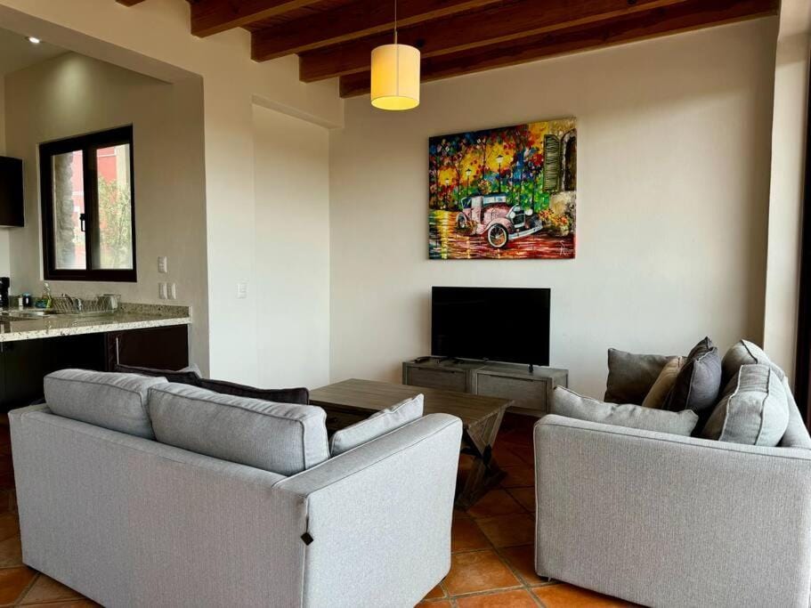 Charming No Stairs Near DT Security Pool Parking Apartment in San Miguel de Allende