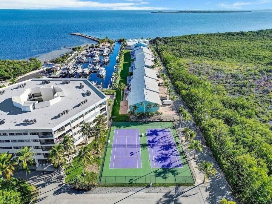 KAWAMA N2 in Key Largo, Beach, Lagoon, Pools, Tennis, Free Bikes and Canoes House in Key Largo