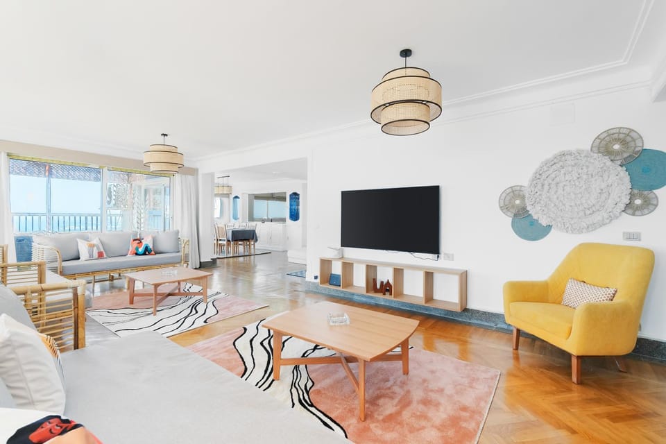 Communal lounge/ TV room, Bed, TV and multimedia, Living room, Seating area, Evening entertainment, air conditioner